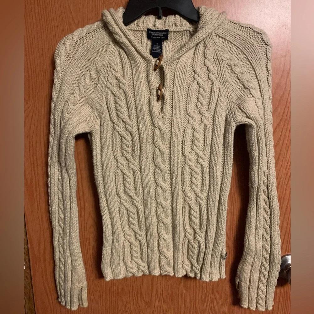 AMERICAN EAGLE AE CABLE KNIT HOODED SWEATER WITH WOODEN BUTTONS Beige Cream Tan - Picture 2 of 8